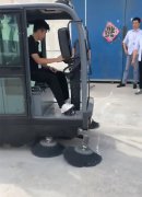 揚(yáng)子全封閉掃地車，客戶上門試機(jī)中！